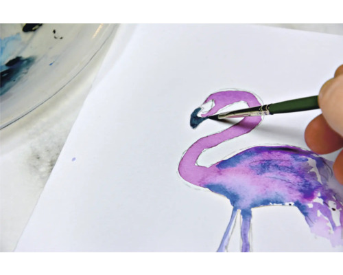 Aquarelschilderij van een flamingo met penseel op papier