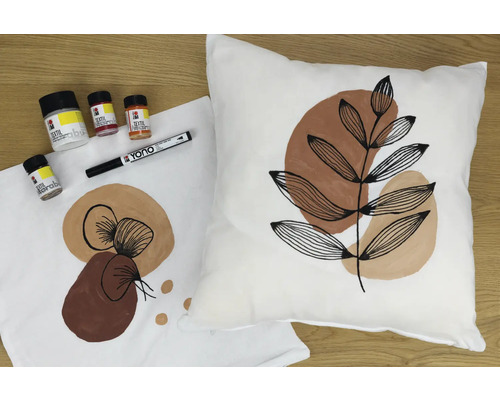 Decoratief kussen en stoffen tas beschilderd met textielverf en stift
