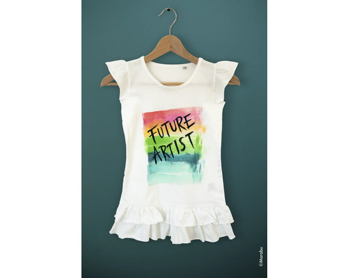 Wit T-shirt met Future Artist print op een kledinghanger