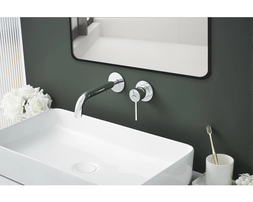 Moderne badkamer met wastafel, kraan en spiegel