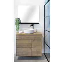 Moderne badkamer met wastafelonderkast, opzetwastafel, spiegel en kraan