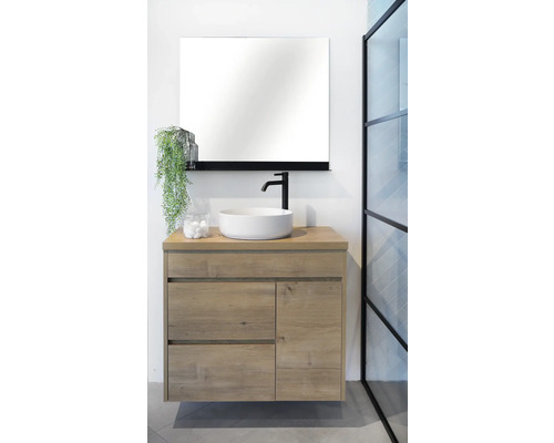 Moderne badkamer met wastafelonderkast, opzetwastafel, spiegel en kraan