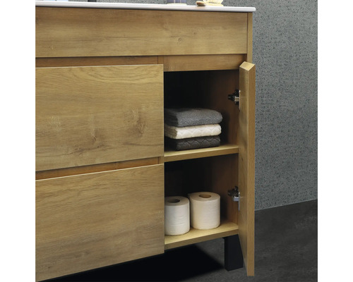 Badkamermeubel met open deur, handdoeken en toiletpapier