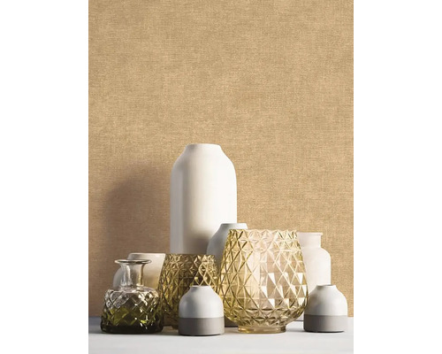 Decoratieve vazen en windlichten voor een muur met textielbehang