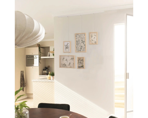 Inrichtingsidee met ophangsysteem voor fotolijsten in de woonkamer