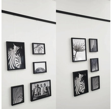 Wanddecoratie met fotolijsten aan een railsysteem