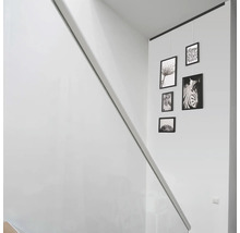 Lichte trap met decoratieve afbeeldingen aan de muur