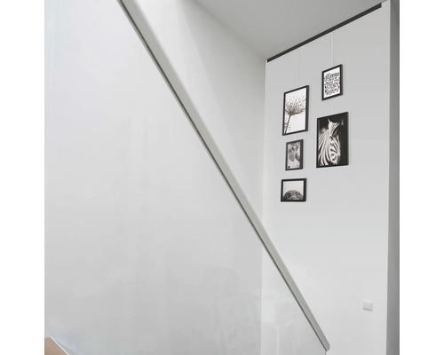 Lichte trap met decoratieve afbeeldingen aan de muur