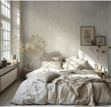 Lichte slaapkamer met bed, kussens, deken, schilderijen en decoraties