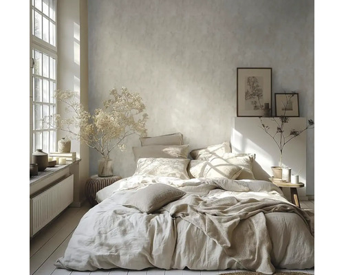 Lichte slaapkamer met bed, kussens, deken, schilderijen en decoraties