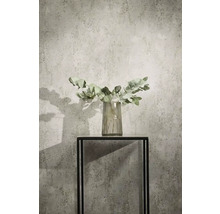 Decoratieve eucalyptus takken in een glazen vaas op een zwarte metalen tafel