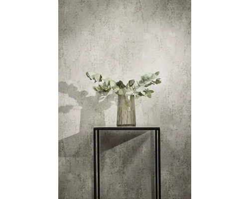 Decoratieve eucalyptus takken in een glazen vaas op een zwarte metalen tafel