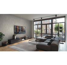 Lichte woonkamer met bank, salontafel en televisie