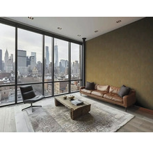 Woonkamer met lederen bank, fauteuil, houten tafel en uitzicht op de skyline van de stad