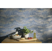 Woonkamer met patroonbehang, eettafel met pasta, basilicumplant en ingrediënten