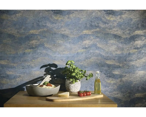 Woonkamer met patroonbehang, eettafel met pasta, basilicumplant en ingrediënten