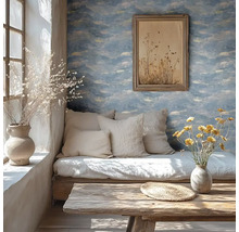 Gezellige woonruimte met wolkenpatroonbehang, zitkussens en houten tafel