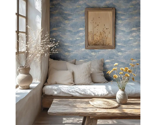 Gezellige woonruimte met wolkenpatroonbehang, zitkussens en houten tafel