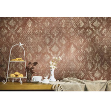 Decoratief behang met patroon in een woonkamer.