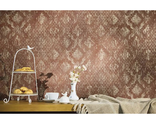 Decoratief behang met patroon in een woonkamer.