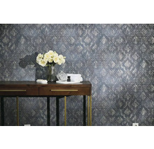 Decoratieve wandbekleding met patroonbehang, console, bloemen en accessoires