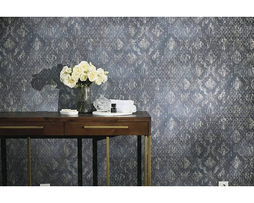 Decoratieve wandbekleding met patroonbehang, console, bloemen en accessoires