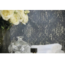 Close-up van een gestructureerd behang met bloemmotieven