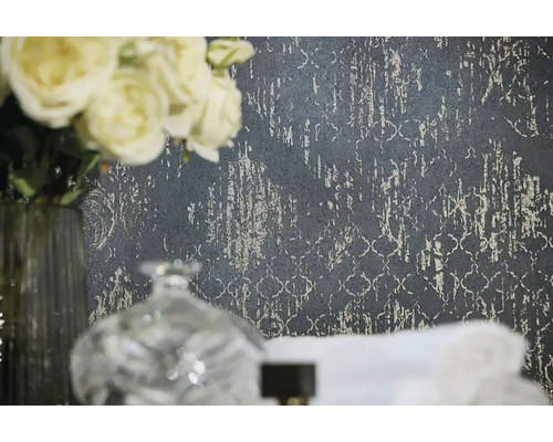 Close-up van een gestructureerd behang met bloemmotieven