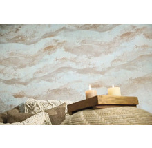 Woonkamer met decoratieve wanddecoratie en kaarsen