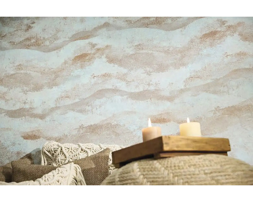 Woonkamer met decoratieve wanddecoratie en kaarsen