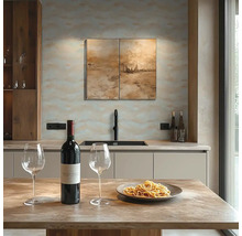 Lichte keuken met eettafel, wijnfles, wijnglazen en pasta