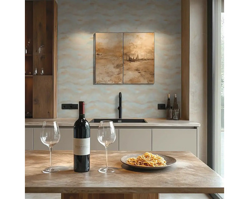 Lichte keuken met eettafel, wijnfles, wijnglazen en pasta