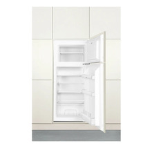 Geopende koelkast met vriesvak