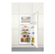 Open koelkast gevuld met diverse levensmiddelen