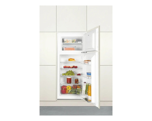 Open koelkast gevuld met diverse levensmiddelen