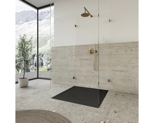 Inloopdouche met zwarte douchebak, glazen scheidingswand en armaturen