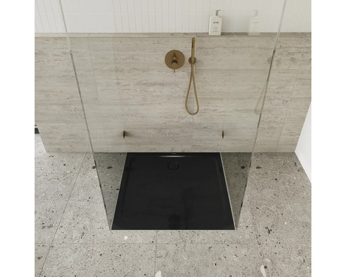Gelijkvloerse douche met douchebak, kraan en glazen wand
