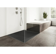 Moderne badkamer met douche en bad