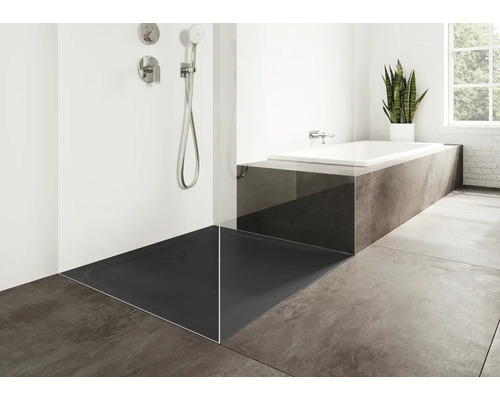 Moderne badkamer met douche en bad