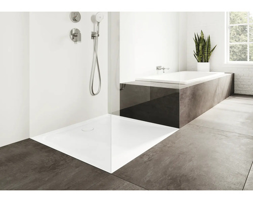 Badkamer met douche, ligbad en armaturen