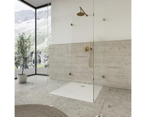 Moderne badkamer met glazen douche, douchebak en armaturen