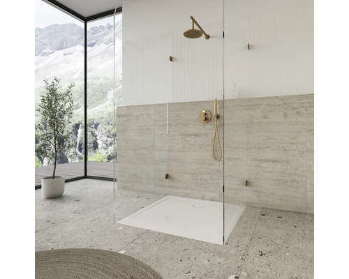 Moderne badkamer met douche, douchebak, glazen wand en kranen