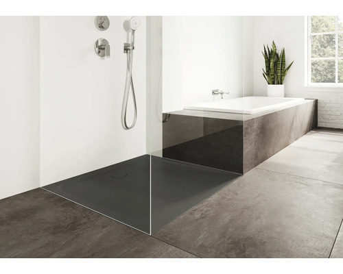 Moderne badkamer met douche, bad en tegels