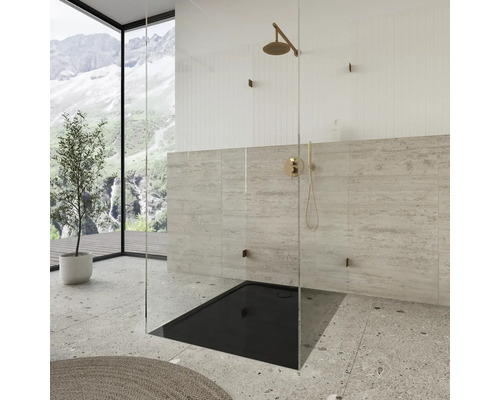 Badkamer met douche, kraan en grote ramen
