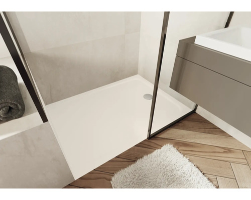 Inloopdouche met douchebak, wastafel en houten vloer