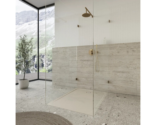 Inloopdouche met gouden armaturen en natuursteenlook in de badkamer.