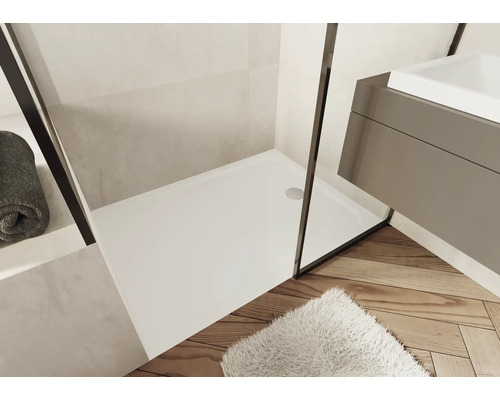 Badkamer met douche, wastafelonderkast en houten vloer