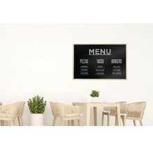 Menukaart met pizza, taco''s en hamburgers boven tafel en stoelen