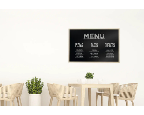 Menukaart met pizza, taco''s en hamburgers boven tafel en stoelen