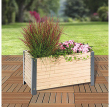 Houten plantenbak met planten op een terras